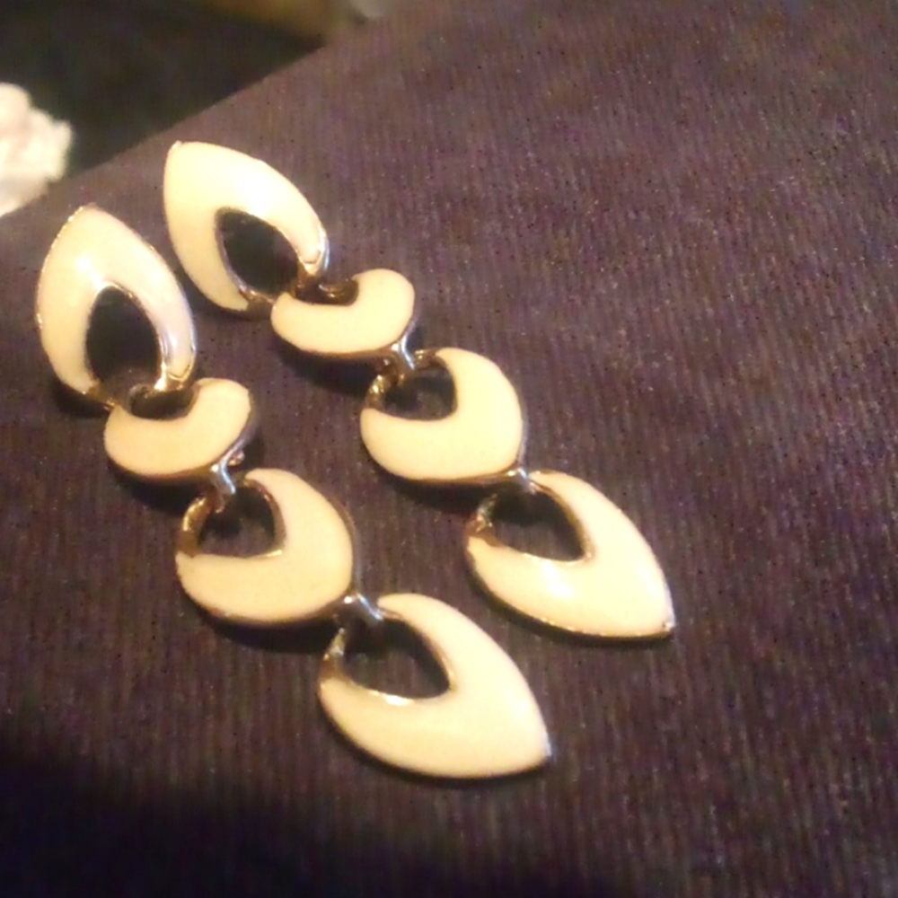 Classy gold earrings with oval cream color drops